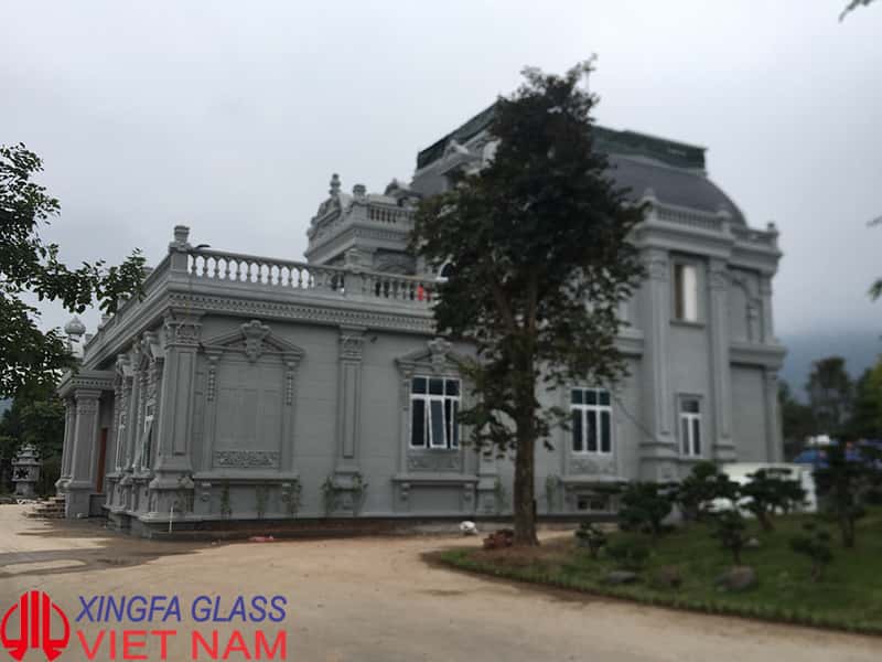 Biệt thự tân cổ điển cao cấp nhà Mr Thủy TP Hòa Bình sử dụng cửa nhôm Xingfa nhập khẩu màu trắng sứ, kính hộp temper 5+9+5