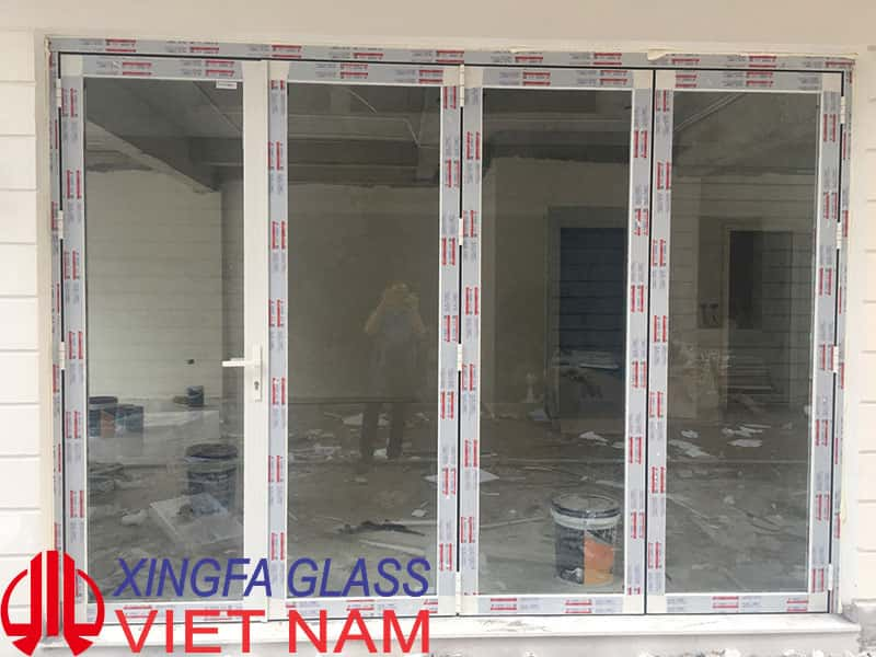 Cửa Đi Mở Xếp Gấp Nhôm Xinhgfa Hệ 63 Màu Trắng Sứ