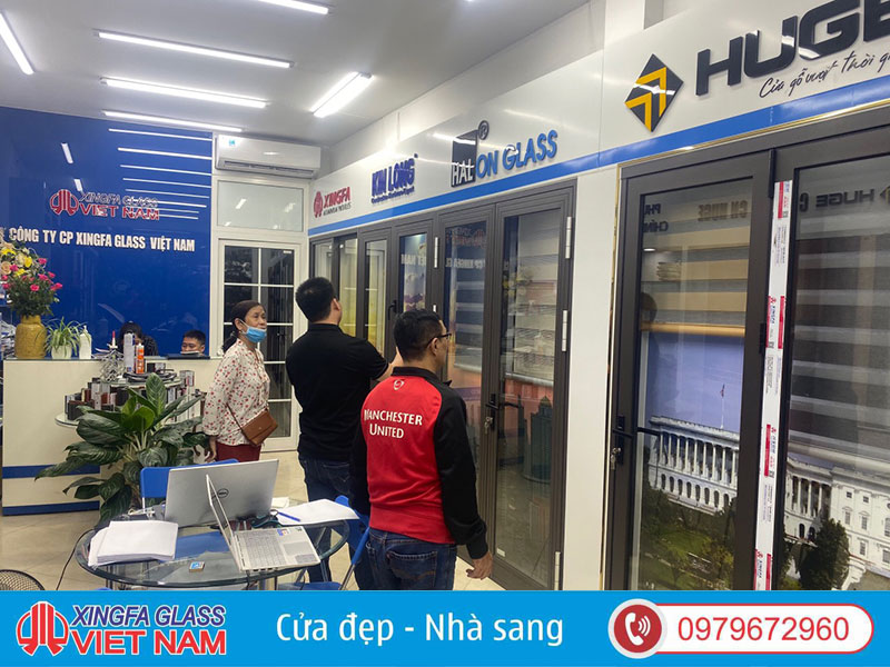 Tư Vấn Khách Hàng Tại Showroom Xingfa Glass