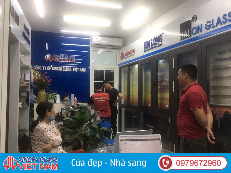 Tư Vấn Khách Hàng Lựa Chọn Cửa Nhôm Xingfa Tại Showroom