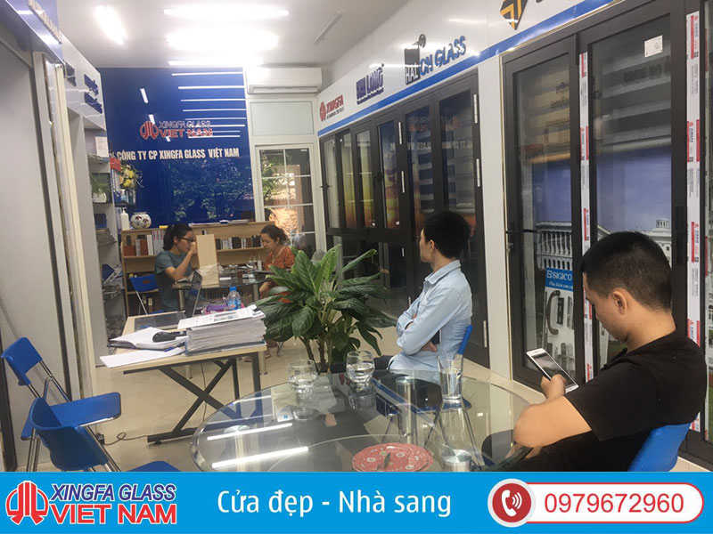 Tư Vấn Khách Hàng Lựa Chọn Cửa Nhôm Xingfa Tại Showroom Xingfa Glass